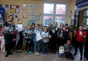 na zdjęciu dzieci z pracami
