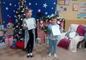 na zdjęciu dziewczyna i chłopiec z dyplomampi