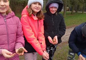 dziewczynki robiące kulki z ciasta na ryby