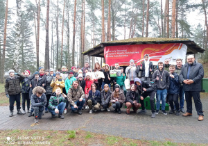 Grupa uczniów ustawiona do zdjęcia