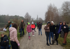 dzieci z workami zbierają śmieci