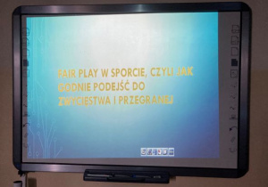 Ekran multimedialny z napisem Fair Play w sporcie, czyli jak godnie podejść do zwycięstwa i przegranej