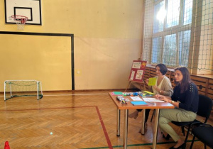 Jury siedzące przy stole
