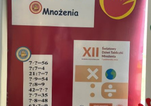 Plakat z napisem XII Światowy Dzień Tabliczki Mnożenia
