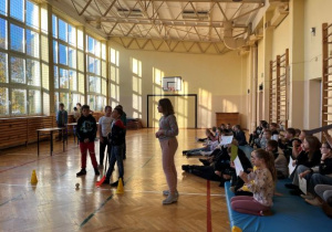 Dziewczynka prowadząca piłeczkę kijem hokejowym