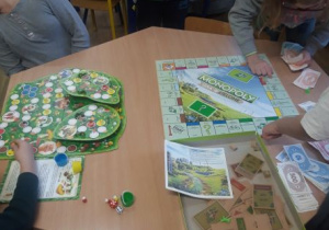Dzieci grają w gry planszowe