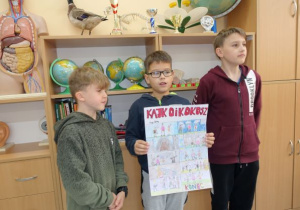 Chłopcy trzymający rysunek narysowanego przez siebie komiksu