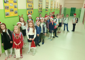 Dzieci w strojach z elementami świątecznymi