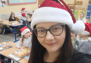 Pani w czapce św.Mikołaja