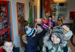 Dzieci stojące na korytarzu teatru