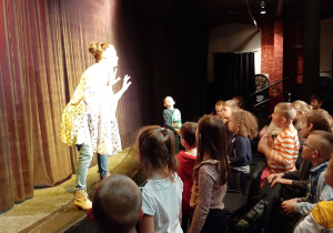 Pani na scenie teatru