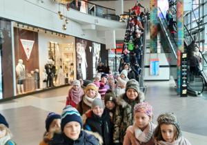Dzieci stojące na korytarzu teatru