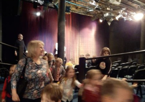 Dzieci w sali teatralnej