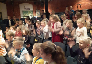 Dzieci w sali teatralnej