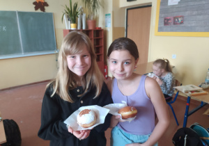 Dziewczynki z pączkami w dłoniach