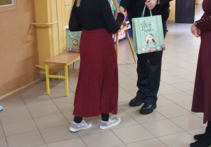 Dwie panie wręczają uczennicy nagrodę