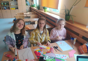 Dzieci kolorujące rysunek skarpetki