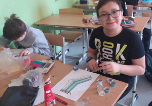Dzieci kolorujące rysunek skarpetki