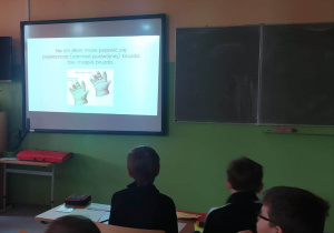 Dzieci kolorują rysunek skarpetki i oglądają film
