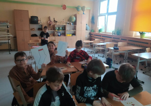Dzieci ozdabiające rysunek skarpetki