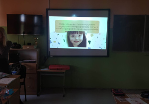 Tablica interaktywna na której widać dziewczynkę
