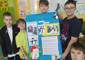 Dzieci trzymają plakat o Centkiewiczach