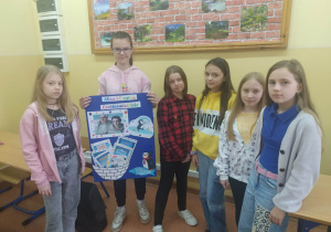 Dzieci trzymają plakat o Centkiewiczach