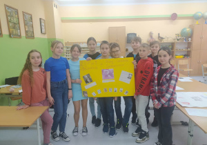 Dzieci trzymają plakat o Centkiewiczach