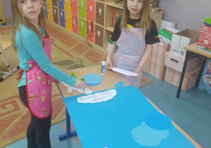 Dzieci przygotowują plakat