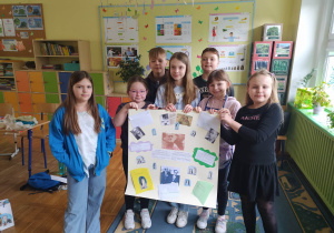 Dzieci trzymają plakat o Centkiewiczach