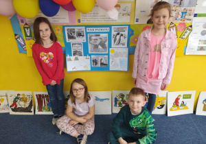 Dzieci trzymają plakat o Centkiewiczach