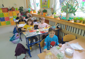 Dzieci robią kanapki wiosenne