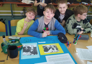 Dzieci przygotowują plakat