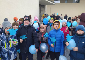 Dzieci z niebieskimi balonami