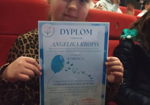 Dziewczynka z dyplomem