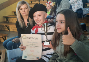 Chłopiec i dziewczynka z dyplomem