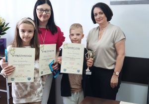 Dzieci z paniami z dyplomami w rękach