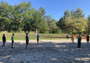 Chłopcy na boisku piłki plażowej