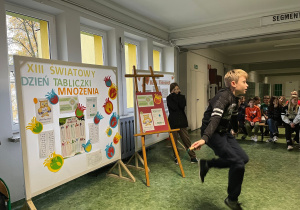 Dziewczynka skacze przez skakankę