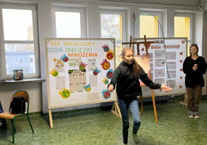 Dziewczynka skacze przez skakankę