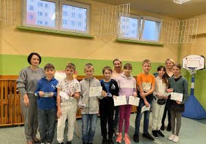Panie z dziećmi, które trzymają nagrody