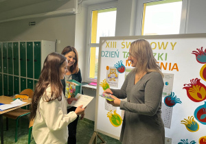Pani wręcza dyplom dziewczynce