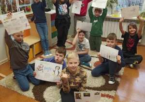 Dzieci z pracami o zwierzętach w języku angielskim
