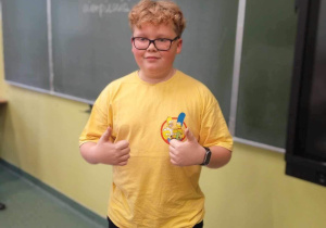 Uczeń w koszulce w kolorze żółtym