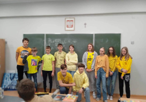 Uczniowie w ubraniach w kolorze żółtym