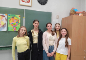 Uczniowie w ubraniach w kolorze żółtym