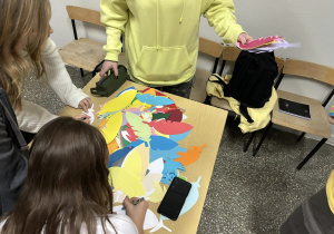 Dzieci piszą na papierowych piórach