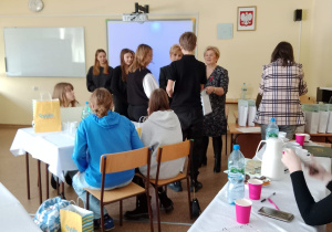 Dzieci siedzą przy stolikach
