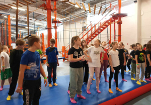Dzieci w parku trampolin