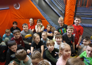 Dzieci w parku trampolin